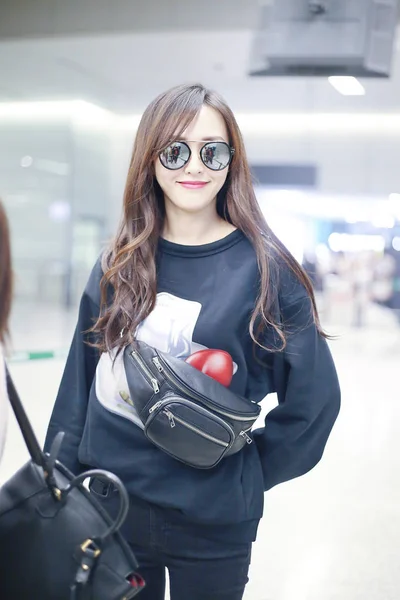 Attrice Cinese Tiffany Tang Tang Yan Fotografata All Aeroporto Internazionale — Foto Stock