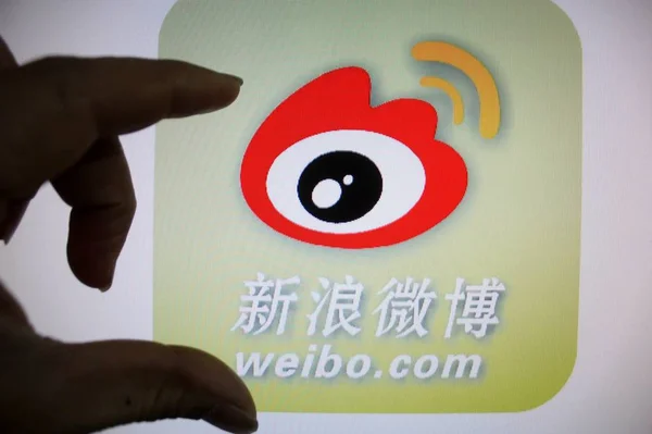 File Internauta Chinês Olha Para Logotipo Weibo Com Microblog Twitter — Fotografia de Stock