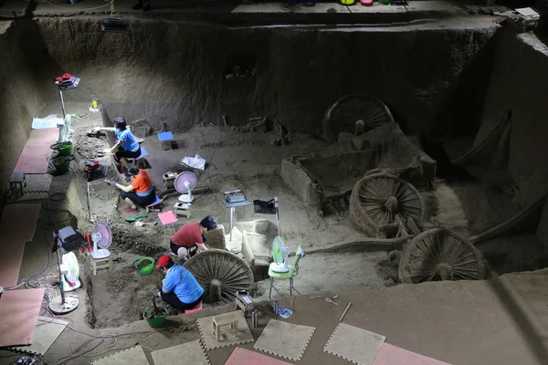 Los Trabajadores Chinos Excavan Pozo 400 Años Antigüedad Que Contiene — Foto de Stock
