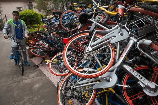 Ciclista Pasa Por Delante Bicicletas Rotas Los Servicios Chinos Bicicletas —  Fotos de Stock