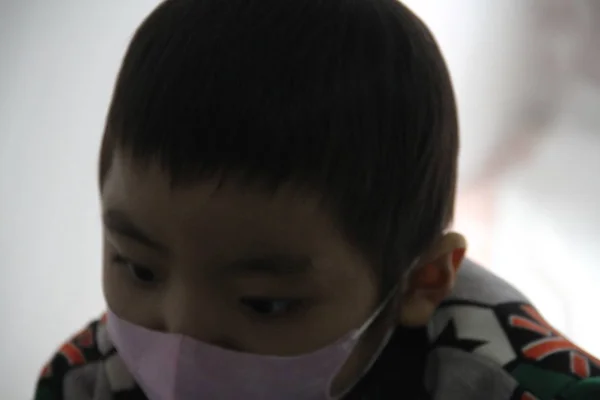 Семилетний Китайский Мальчик Сяо Цзе Которого Обнаружили Лейкемию Отдыхает Дома — стоковое фото