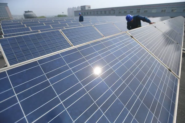 Kinesiska Arbetare Kontrollera Solpaneler Takterrass Sol Cells Kraftverk Fabrik Jifa — Stockfoto
