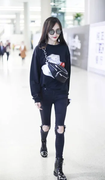 Attrice Cinese Tiffany Tang Tang Yan Fotografata All Aeroporto Internazionale — Foto Stock