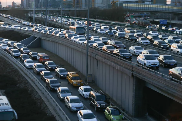 File Masas Vehículos Mueven Lentamente Atasco Tráfico Una Carretera Beijing — Foto de Stock