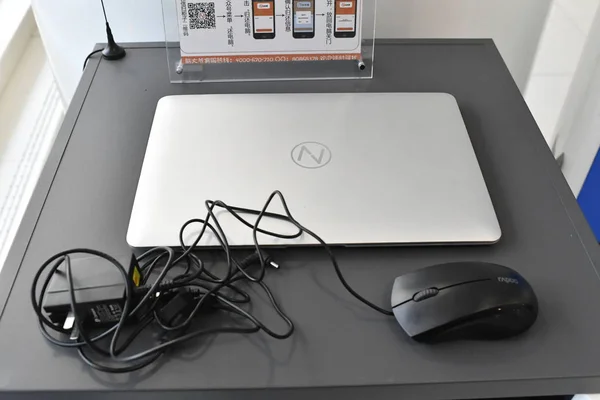 Wspólny Laptop Komputerem Usługi Udostępniania Nao Jest Wyświetlaczu Wspólnej Szafie — Zdjęcie stockowe
