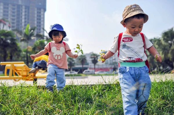 2016年10月1日 中国四川省自贡市一个公园 一个中国男孩和妹妹玩耍 — 图库照片
