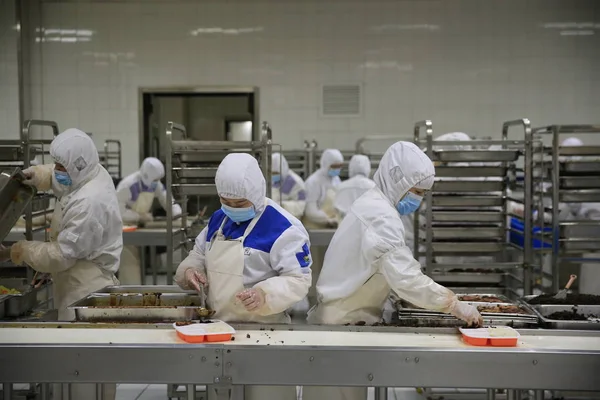 Trabajadores Chinos Llenan Cajas Almuerzo Con Alimentos Línea Producción Una — Foto de Stock