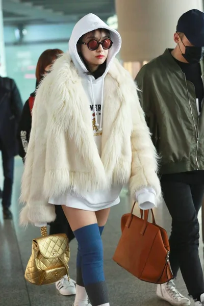 Cantante Attrice Cinese Victoria Song Song Qian Fotografata All Aeroporto — Foto Stock