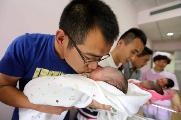 2016年6月17日 中国父亲在中国中部湖北省向阳市一家医院照顾新生婴儿 — 图库照片