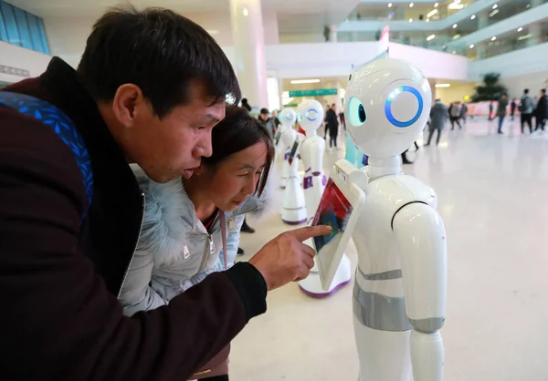 Robot Provides Information Visitors Chinese Pla General Hospital Beijing China — Stock Photo, Image