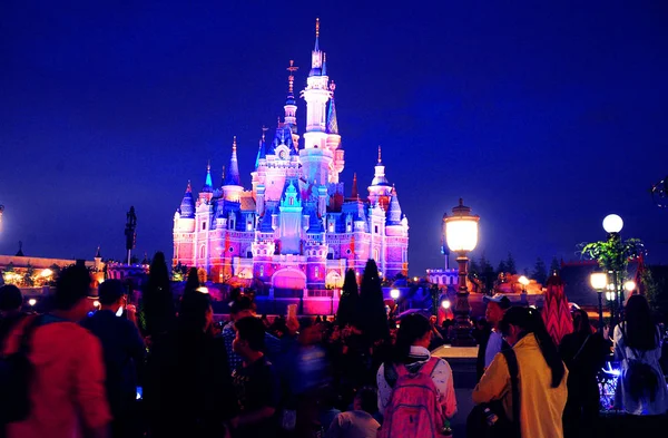 File Visitantes Observan Iluminado Castillo Disney Shanghai Disneyland Shanghai Disney —  Fotos de Stock