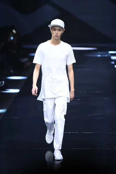 モデルは 2017 北京で中国ロンドンファッションウィークの春 2018 年中に翔香黄 Jieming スポーツのファッションショーで新しい創造を表示します — ストック写真