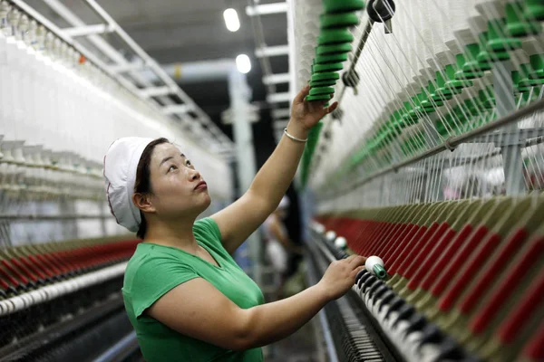 Fájl Kínai Munkavállaló Kezeli Termelés Fonal Textil Gyárban Huaibei City — Stock Fotó