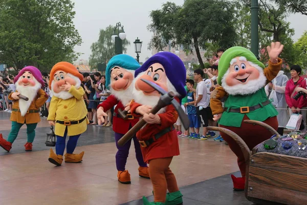 2016년 16일 푸동에 상하이 디즈니 리조트에서 상하이 디즈니랜드 퍼레이드에서 연예인들이 — 스톡 사진