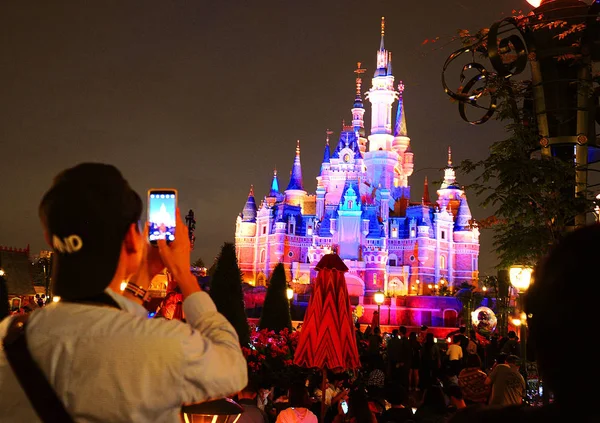 Visitante Tira Fotos Iluminado Castelo Disney Disneylândia Xangai Shanghai Disney — Fotografia de Stock
