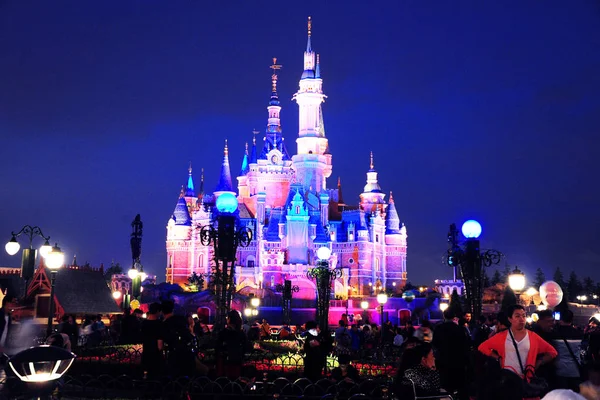 Αρχείο Νυχτερινή Θέα Του Φωτισμένου Κάστρου Της Disney Στη Ντίσνεϋλαντ — Φωτογραφία Αρχείου
