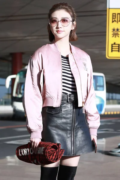 Κινέζα Ηθοποιός Jing Tian Απεικονίζεται Στο Διεθνές Αεροδρόμιο Του Πεκίνου — Φωτογραφία Αρχείου
