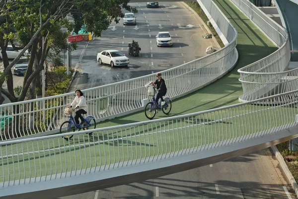 Cyclists Ride China First Elevated Bicycle Track Constructed Ground Xiamen — Stock Photo, Image