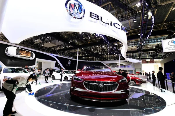 Návštěvníci Podívat Auta Buick Saic Joint Venture Mezi Saic Motor — Stock fotografie