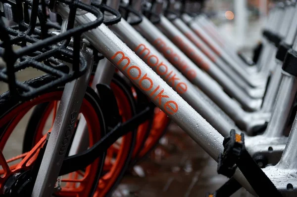 Bicicletas Del Servicio Chino Bicicletas Compartidas Mobike Alinean Una Carretera —  Fotos de Stock