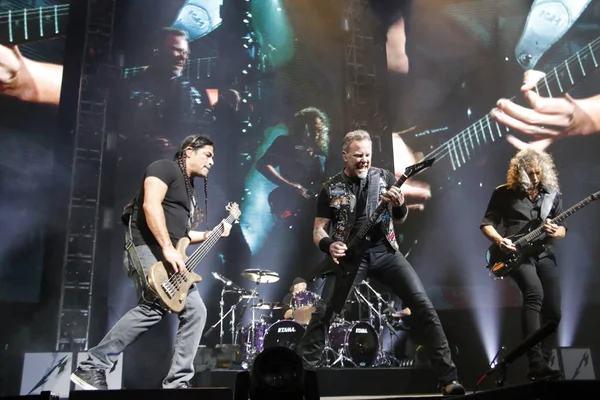 Les Membres Groupe Heavy Metal Américain Metallica Produisent Leur Concert — Photo