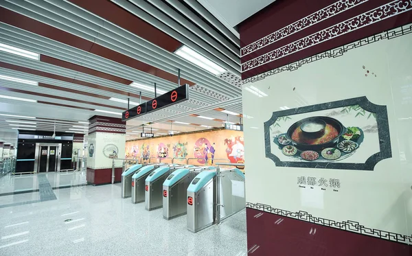 地下鉄の内部ビュー駅壁画と成都市 中国南西部の四川省 2017 日に伝統文化をテーマにしたデザイン — ストック写真