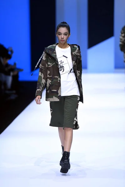 モデルは 2017 北京で中国ロンドンファッションウィークの春 2018 年中に熊尹 Bingchuan のファッションショーで新しい創造を表示します — ストック写真