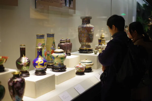 Návštěvníci Vychutnávejte Šatní Díla Největší Továrně Cloisonne Peking Smalel Factory — Stock fotografie