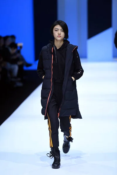 Modell Visar Skapelse Modevisning Bingchuan Xiong Yun Den Kina Fashion — Stockfoto