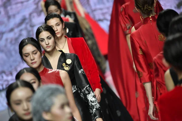Models Display New Creations Fashion Show Eve Cina China Fashion — Stock Photo, Image