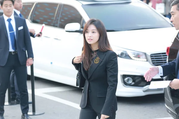 韩国女演员金智元于2017年10月31日抵达韩国首尔参加女演员宋惠京和演员宋钟基的婚礼 — 图库照片