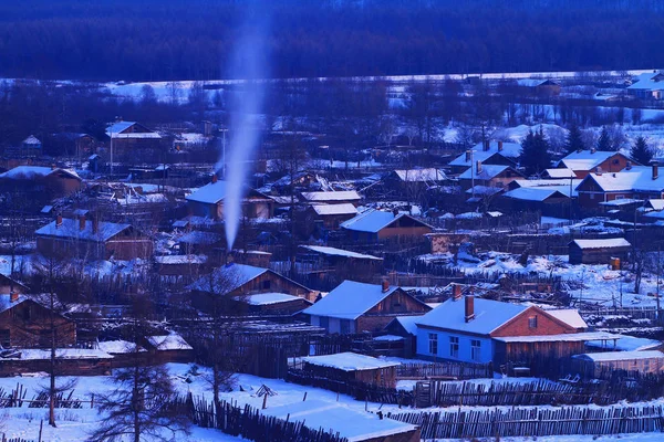 Datei Eine Vogelperspektive Zeigt Die Winterlandschaft Eines Bauernhofes Mit Rauch — Stockfoto