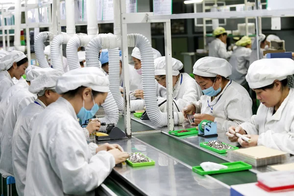 中国東部安寧省華北市の工場で 組み立てラインで携帯電話部品を製造する中国人女性労働者 2017年3月7日 — ストック写真