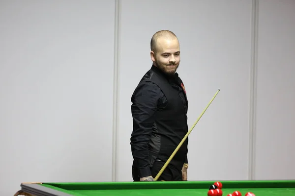 Luca Brecel Belgii Uważa Strzał Graeme Dott Szkocji Meczu Trzeciej — Zdjęcie stockowe