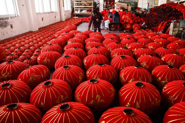 Китайські Робітники Перевіряють Червоні Ліхтарики Майбутній Китайський Новий Рік Або — стокове фото