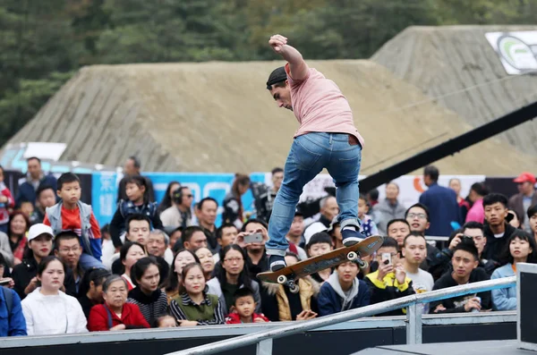 Letni Francuski Gwiazda Skateboardingu Joseph Garbaccio Wykonuje Podczas World Series — Zdjęcie stockowe