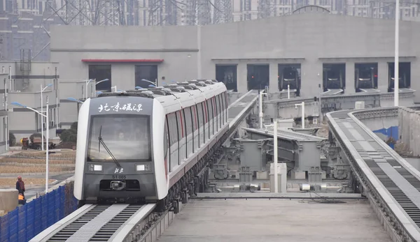 Tren Maglev Funciona Primera Línea Maglev Velocidad Media Baja Beijing —  Fotos de Stock