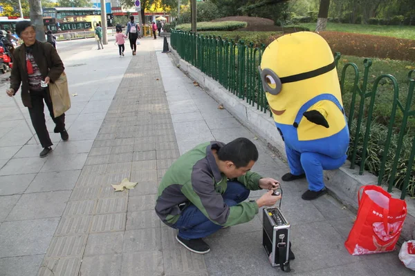 Negen Jaar Oude Chinese Jongen Xin Xin Die Minion Speelt — Stockfoto