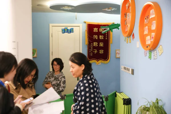 中国人の両親は Ctripの社内デイケアセンターで 容疑者が児童虐待で起訴されている 中国の上海で 2017年11月8日に見られます — ストック写真
