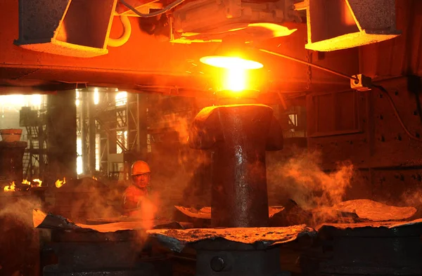 Chinese Worker Surveys Production Steel Plant Dongbei Special Steel Group — Stock Photo, Image