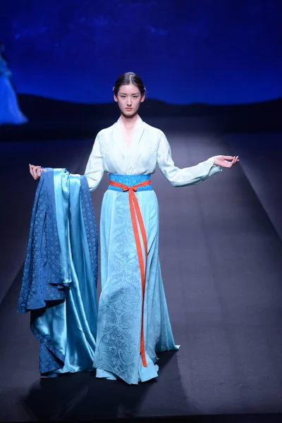 2017年10月31日 在中国北京举行的2018年中国时装周斯普林 夏季中国时装周上 楚燕在楚兴乡时装秀上展示了一个新的作品 — 图库照片
