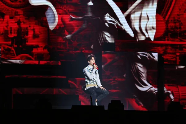 Jackson Yee Eller Yangqianxi Kinesisk Pojke Gruppen Tfboys Utför Sin — Stockfoto