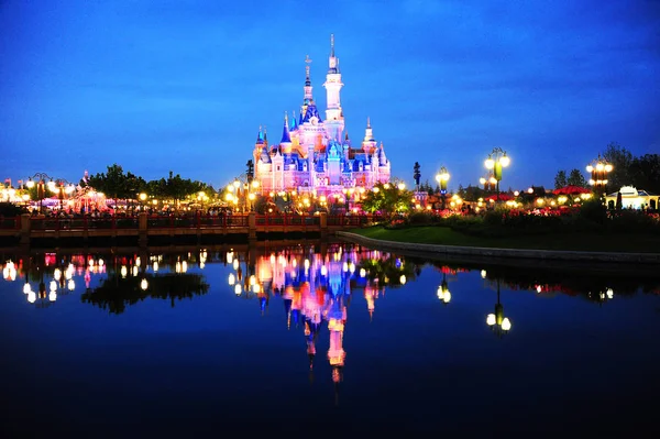 File Нічний Погляд Підсвічуванням Disney Castle Шанхаї Діснейленд Шанхаї Курорт — стокове фото