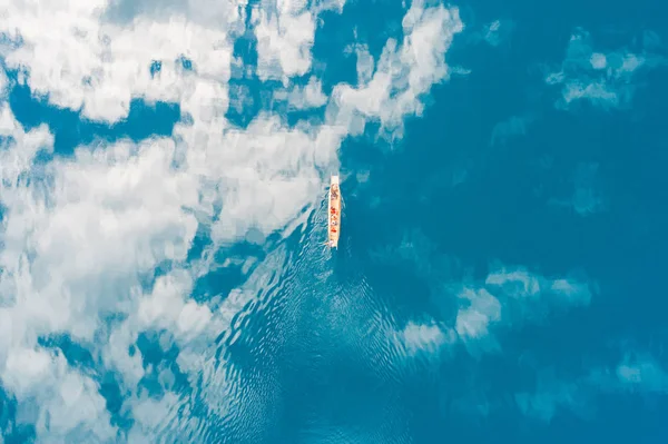 Απεικονίζεται Μια Βάρκα Στη Λίμνη Lugu Μεταξύ Του Ninglang Της — Φωτογραφία Αρχείου