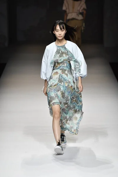 2017年11月2日 在中国北京举行的2018年中国时装周斯普林夏季时装秀上 一位模特展示了一个新的作品 — 图库照片