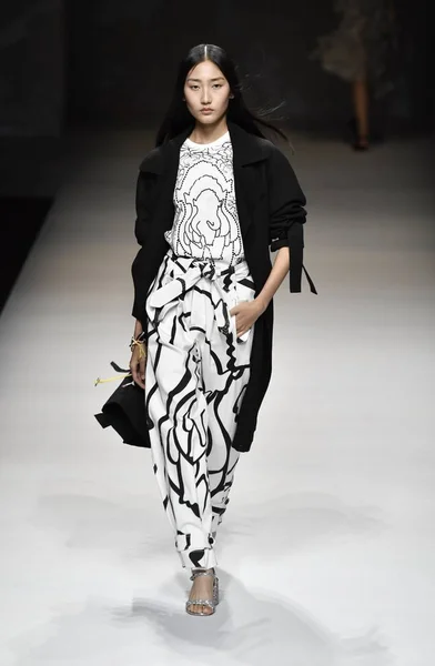モデルは 2017 北京で中国ロンドンファッションウィークの春 2018 年中にヴィヴィアン タムのファッションショーで新しい創造を表示します — ストック写真