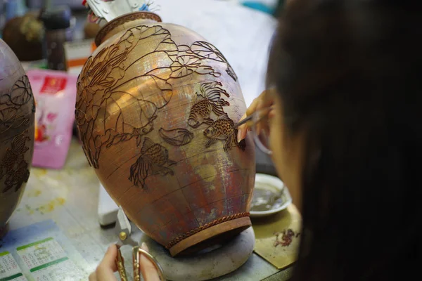 Chinese Worker Adds Cloisons According Pattern Previously Transferred Cloisonne Artwork — Stock Photo, Image