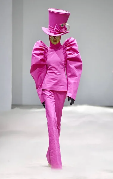 Modell Visar Skapelse Modevisning För Sheguang Den Kina Fashion Week — Stockfoto