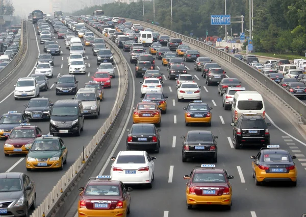 Masy Vozidel Pomalu Pohybují Dopravní Zácpě Silnici Pekingu Číně Září — Stock fotografie
