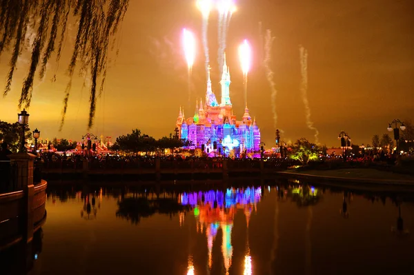 Feuerwerk Explodiert Über Der Disney Burg Shanghai Disneyland Shanghai Disney — Stockfoto